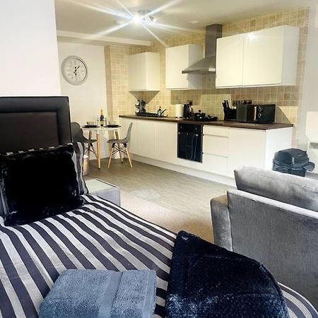 #215 1 Bed Serviced Apartment ดาร์บี ภายนอก รูปภาพ