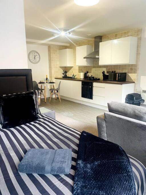 #215 1 Bed Serviced Apartment ดาร์บี ภายนอก รูปภาพ