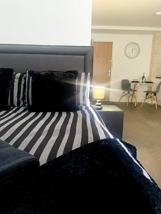 #215 1 Bed Serviced Apartment ดาร์บี ภายนอก รูปภาพ