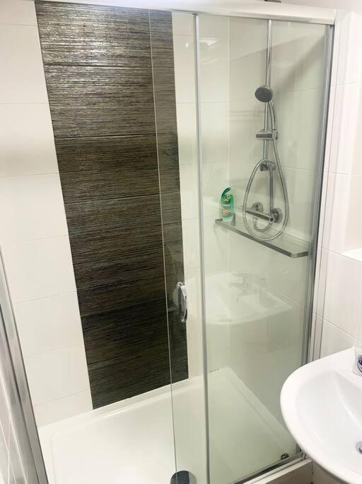 #215 1 Bed Serviced Apartment ดาร์บี ภายนอก รูปภาพ