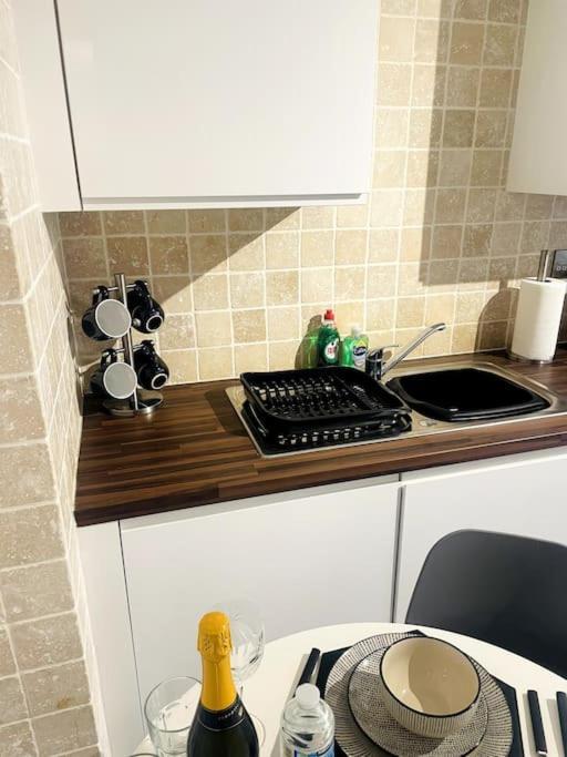#215 1 Bed Serviced Apartment ดาร์บี ภายนอก รูปภาพ
