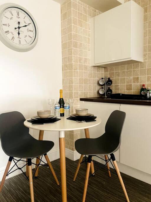 #215 1 Bed Serviced Apartment ดาร์บี ภายนอก รูปภาพ