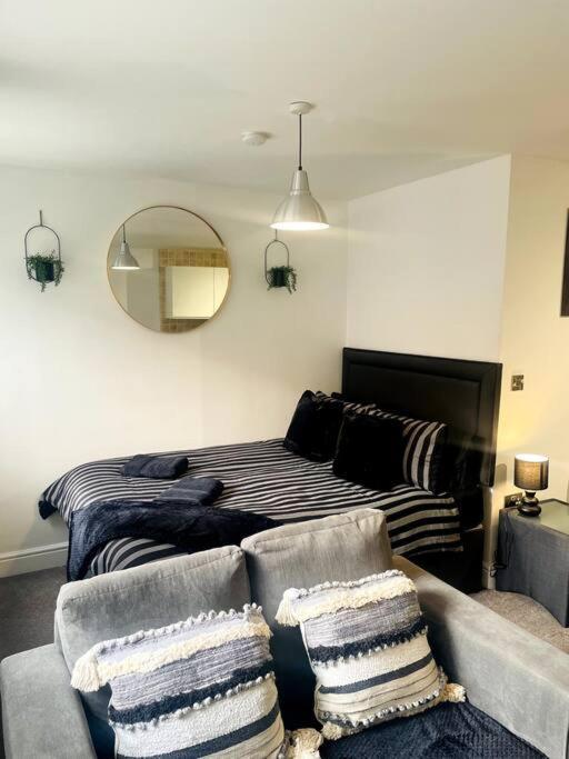 #215 1 Bed Serviced Apartment ดาร์บี ภายนอก รูปภาพ