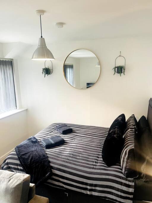 #215 1 Bed Serviced Apartment ดาร์บี ภายนอก รูปภาพ