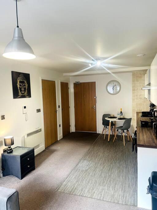 #215 1 Bed Serviced Apartment ดาร์บี ภายนอก รูปภาพ